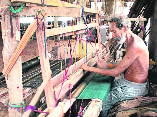 చేనేతపై చంద్రబాబు చిన్నచూపు 