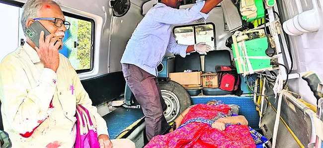 స్కూటీని ఢీకొన్న వ్యాన్‌ 