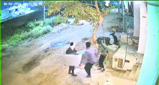 బీరువానే ఎత్తుకెళ్లారు.. 