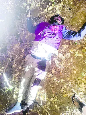 బైక్‌ అదుపు తప్పి.. చెట్టును ఢీ కొట్టి 