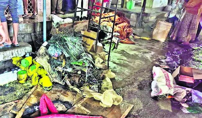 దీపం వెలిగిస్తుండగా నిప్పంటుకుని గాయాలు