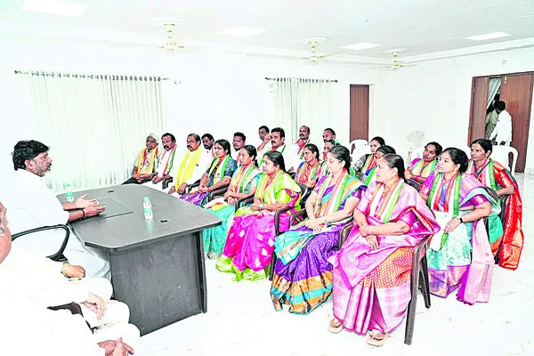 రాజకీయాలకు తావులేకుండా అభివృద్ధి