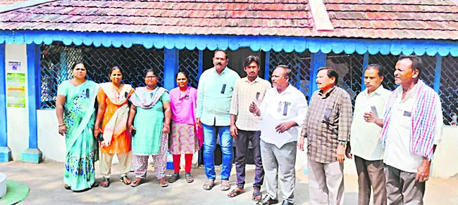 రెవెన్యూ ఉద్యోగులపై ఒత్తిడి తగ్గించండి 