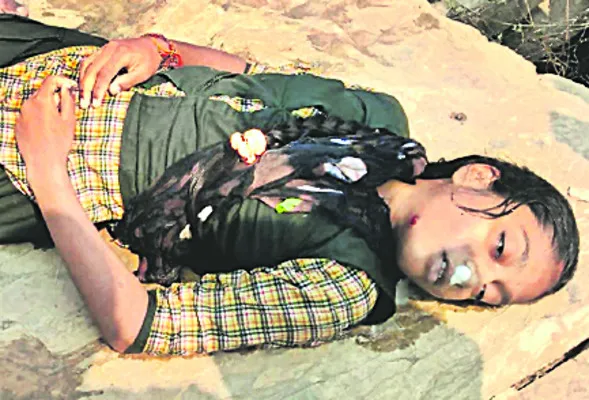 ద్విచక్రవాహనం అదుపుతప్పి విద్యార్థిని మృతి 