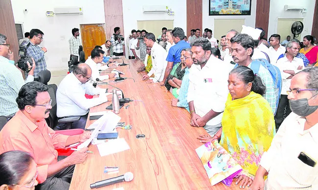 అయ్యా.. న్యాయం చేయండి 