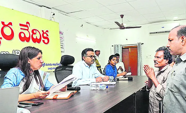 ప్రత్యేక దృష్టితో పీజీఆర్‌ఎస్‌ అర్జీలు పరిష్కరించాలి 