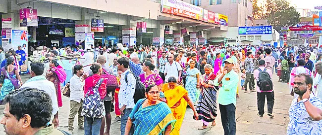 బస్సులు లేక కొండ భక్తుల అగచాట్లు 