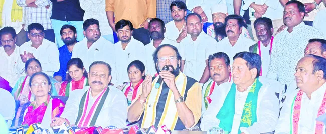 మున్సిపాలిటీలను రోల్‌మోడల్‌గా తీర్చిదిద్దుతాం 