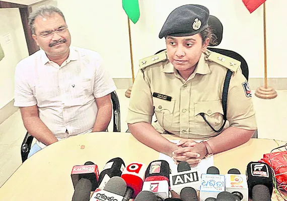 నకిలీ మావో పోస్టర్ల సూత్రధారుల అరెస్టు 