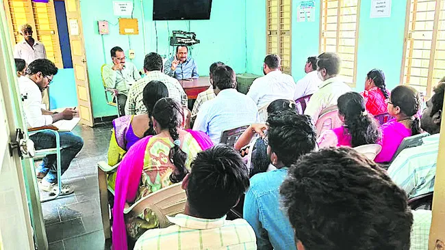 భూ ఆక్రమణలపై సిబ్బంది దృష్టి సారించాలి 