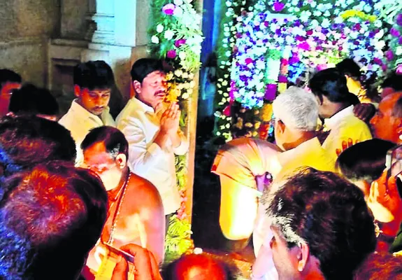 జగనన్నకు ఆశీస్సులందజేయాలని ప్రార్థించా