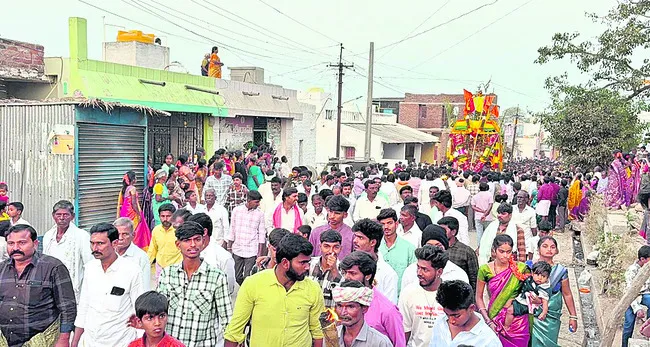 ఆమిద్యాలలో సాగుతున్న రథోత్సవం
