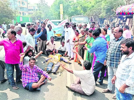 శ్మశాన వాటిక దారి కోసం ‘శవయాత్ర’