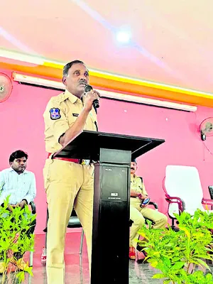 సమాజంలో పోలీసుల పాత్ర కీలకం 