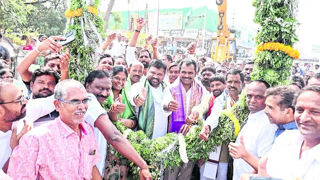 నాడు బీఆర్‌ఎస్‌.. నేడు కాంగ్రెస్‌ 
