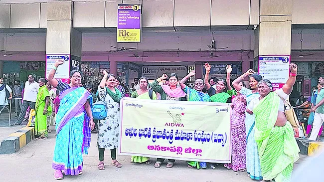 పెంచిన పాల ధరలను తక్షణమే తగ్గించాలి 