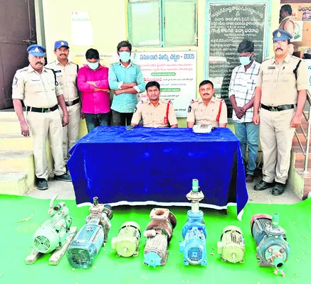 మోటార్ల దొంగల అరెస్ట్‌ 