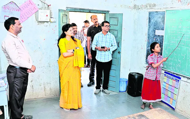 అర్థమయ్యేలా పాఠ్యాంశాలు బోధించాలి