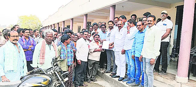 కుదిరిన క్రషర్‌ కార్మికుల వేతన ఒప్పందం