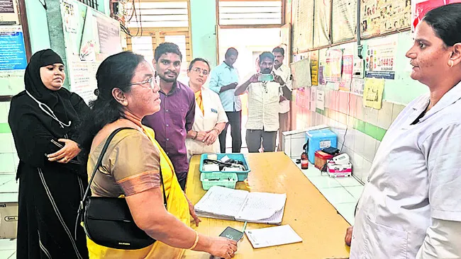 పీహెచ్‌సీని సందర్శించిన డీఎంహెచ్‌వో 