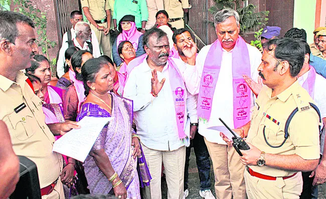 ఓటెయ్యకుండా అడ్డుకున్నారు..