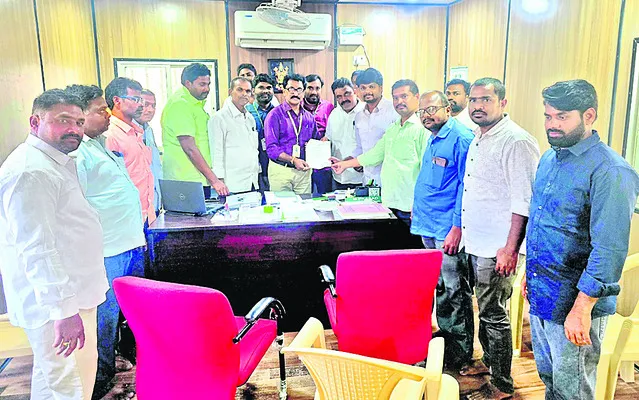 నిరవధిక సమ్మెలోకి సహకార ఉద్యోగులు