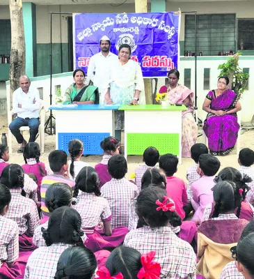 భద్రతపై విద్యార్థినులు అప్రమత్తంగా ఉండాలి