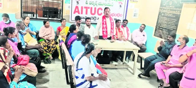 సమాన పనికి సమాన వేతనం ఇవ్వాలి