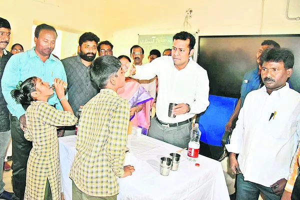 పిల్లలకు మాత్రలు అందించాలి 