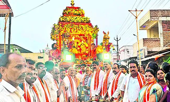 కనుల పండువగా దివ్య రథోత్సవం 