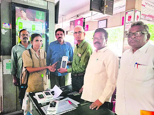 కండక్లర్లకు 439 పవర్‌ బ్యాంక్‌ల అందజేత 