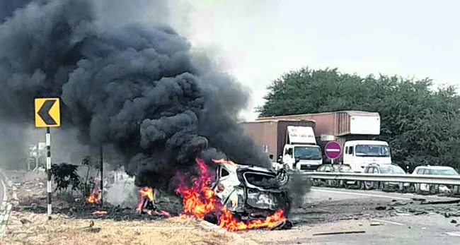 జాతీయ రహదారిపై కారు దగ్ధం