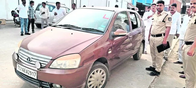 కారు అద్దాలు పగలగొట్టి రూ. 8 లక్షలు చోరీ