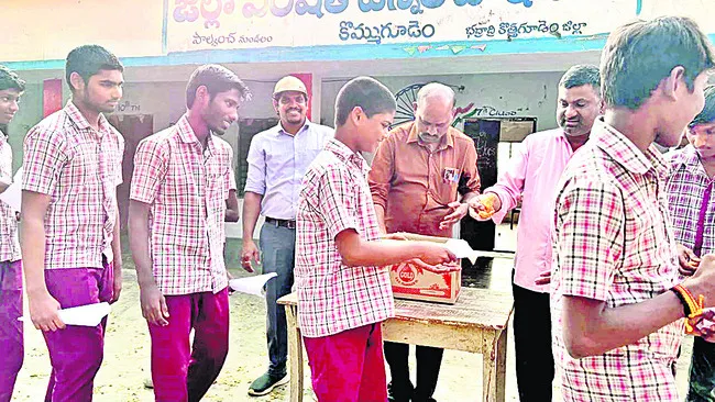 ఎట్టకేలకు స్నాక్స్‌..