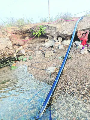 కట్టలు తెగిన నిర్లక్ష్యం 