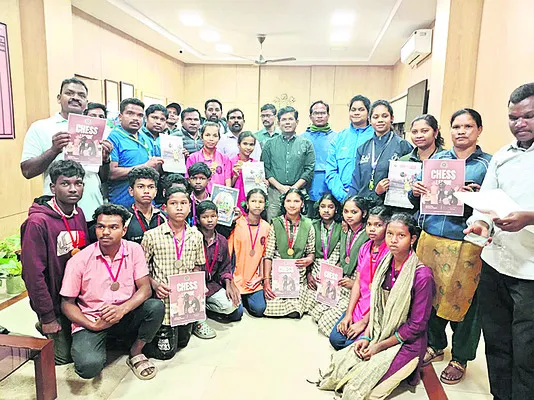 చదరంగంలో రాణించాలి ● కలెక్టర్‌ దినేష్‌కుమార్‌ 
