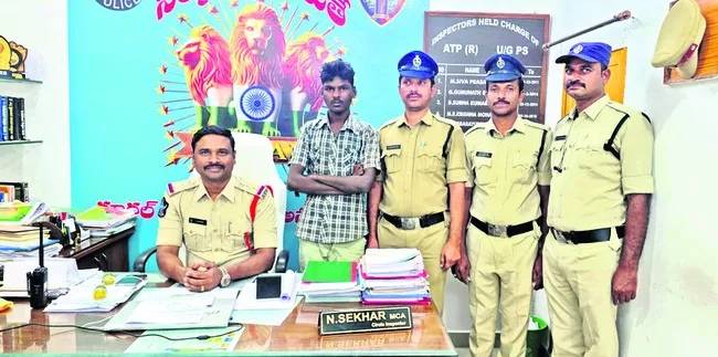 ఏసీబీ ఇన్‌స్పెక్టర్‌ అంటూ దందా 