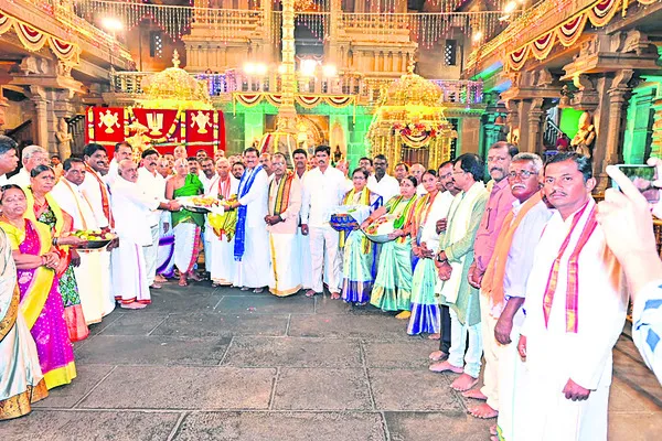 పోచంపల్లి పట్టువస్త్రాల సమర్పణ