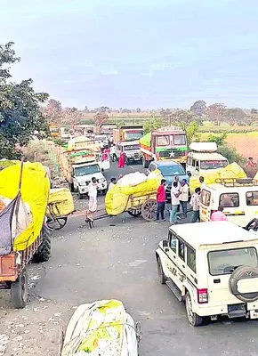 రోడ్డెక్కిన పత్తి రైతులు