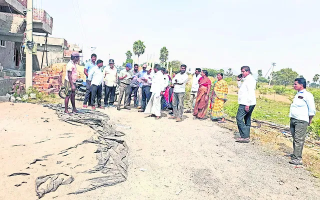 శివన్నగూడెంలో ఇందిరమ్మ ఇళ్ల పరిశీలన