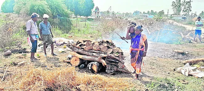 కుమారుడికి తల్లి అంత్యక్రియలు 