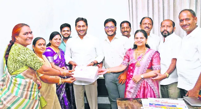 మాజీ సీఎం వైఎస్‌ జగన్‌కు వివాహ ఆహ్వానం