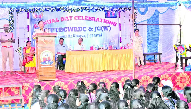 దేశాభివృద్ధిలో మహిళల పాత్ర కీలకం 