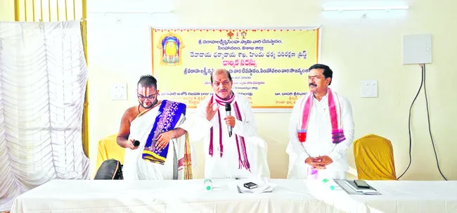 హిందూ ధర్మ పరిరక్షణకు అర్చకులే వెన్నెముక
