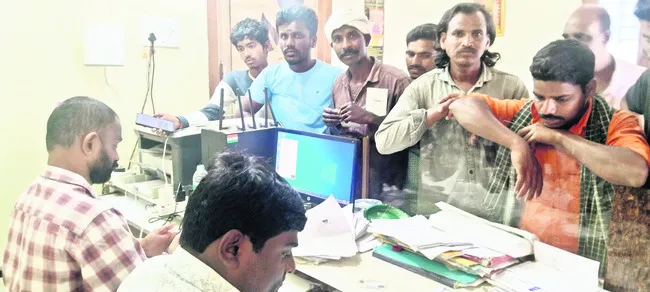 యూరియా కోసం తిప్పలు