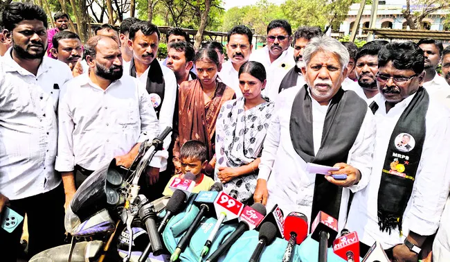 దళిత యువకులను దారుణంగా హత్య చేశారు 