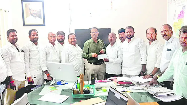 భూ నిర్వాసితులను ఆదుకుంటాం 