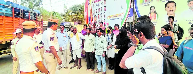 ట్రాఫిక్‌ నిబంధనలు తప్పనిసరి 