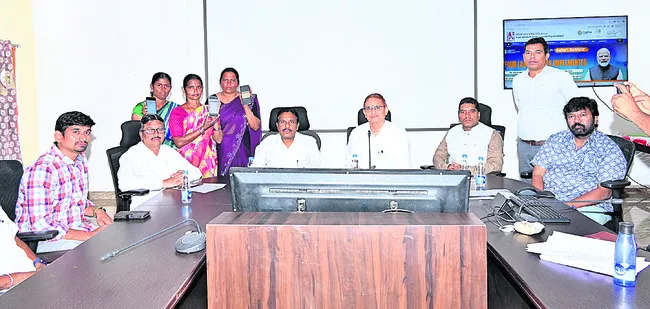 పెండింగ్‌ కై ్లమ్‌లు త్వరగా పరిష్కరించాలి