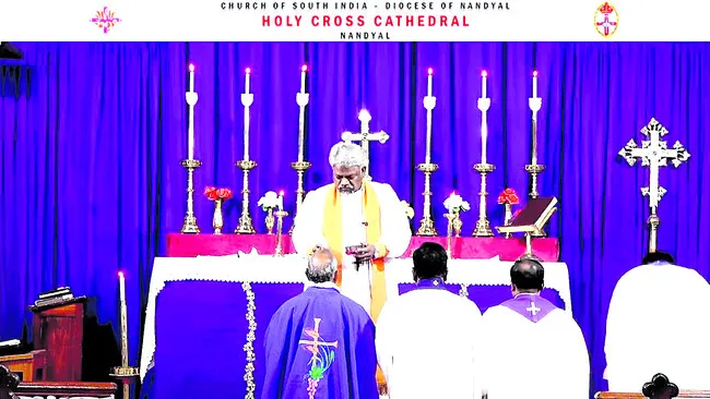 భక్తిభావంతో జీవించాలి 